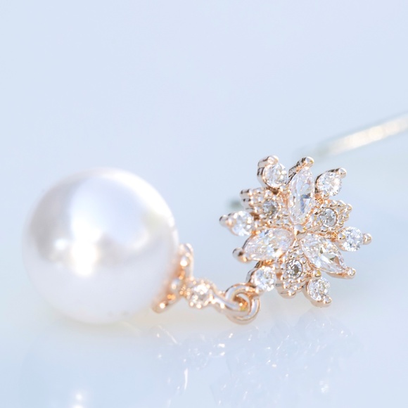 Pearl & Crystal gold earrings - Picture 4 of 7